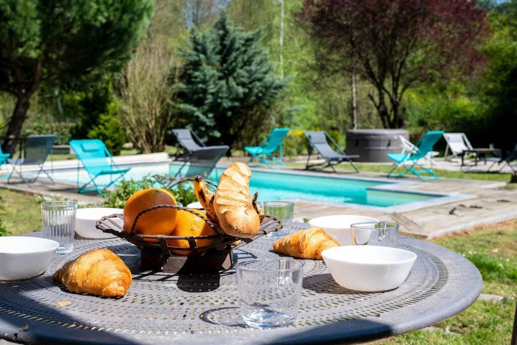 Le Clos Du Tilleul Fabuleuse Propriete 15 A 30 Pers Piscine Au Coeur D'Un Charmant Village Thilouze Exterior foto