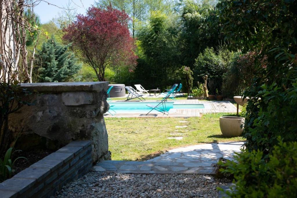 Le Clos Du Tilleul Fabuleuse Propriete 15 A 30 Pers Piscine Au Coeur D'Un Charmant Village Thilouze Exterior foto